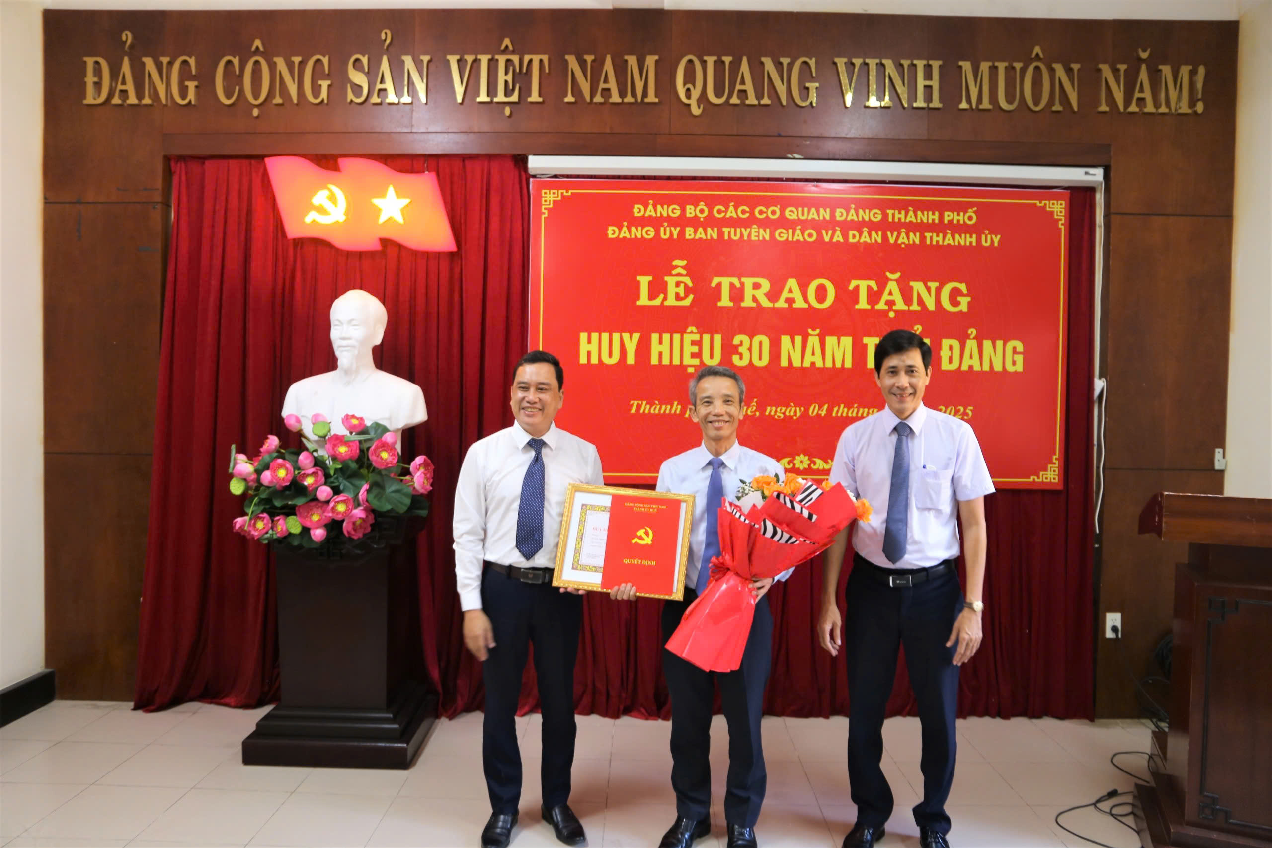 Lễ trao Huy hiệu 30 năm tuổi Đảng cho Đảng viên